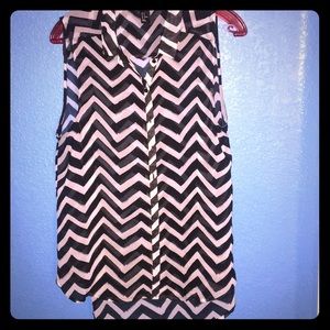 H&M sleeveless button down blouse